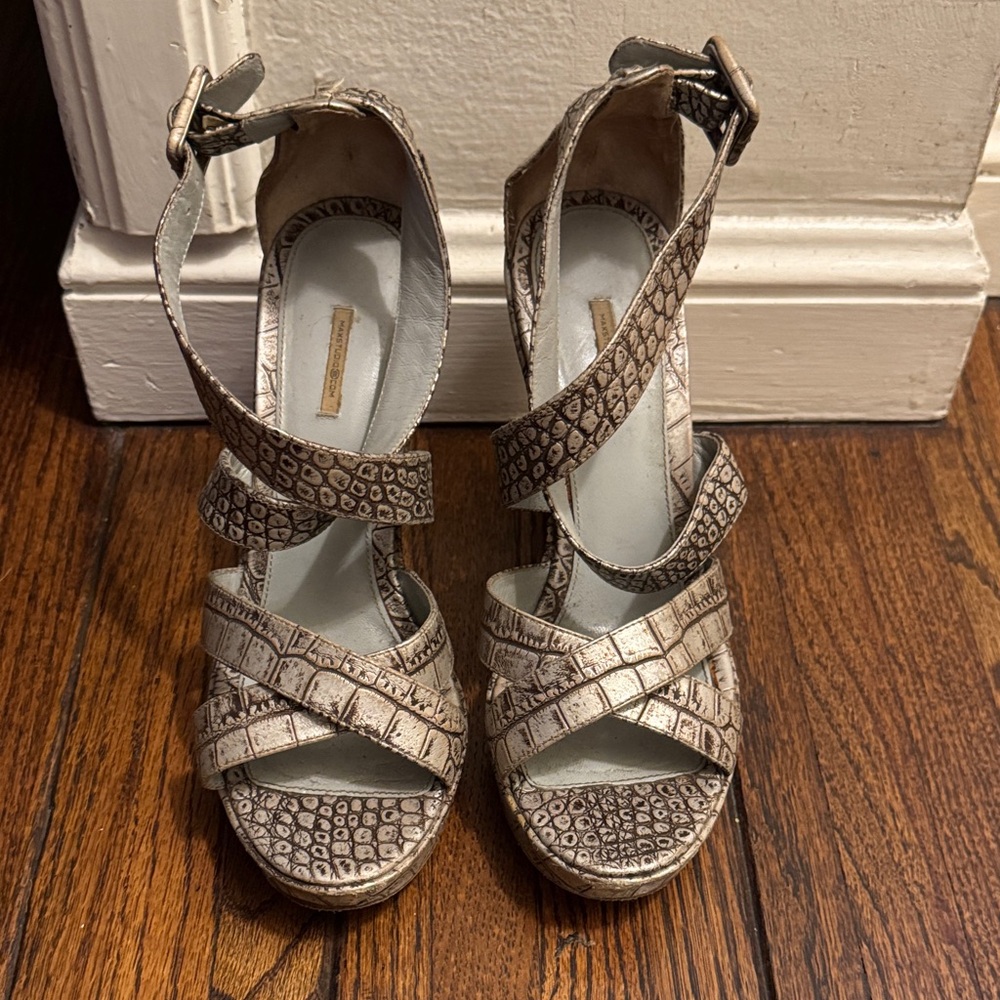 Chic Snakeskin Patterned Strappy Heels